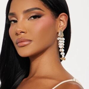 💛🔹️Piper K 🔹️Chic Gold and White Natural Shell Glass Stones Dangle Earrings